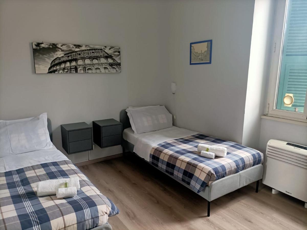 Camera Doppia con Letti Singoli e Bagno in Comune